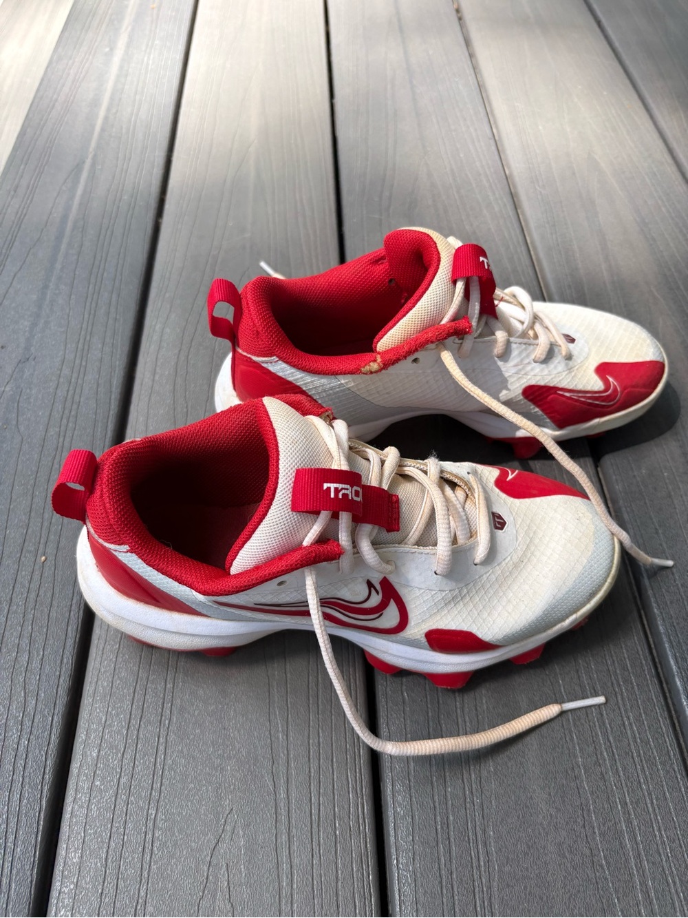 NIKE Red & White Baseball Cleats Size 3.5 youth